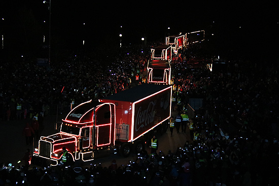 Coca-Cola Weihnachtstrucks sind 2016 wieder unterwegs Coca-Cola Weihnachtstour 2016 - die Termine. Coca-Cola und Santa Claus feiern 20. Jubil&auml;um der Weihnachtstour u.a. mit einer Parade am 17.12.2016 im Olympiapark, M&uuml;nchen (Foto: Coca Cola))